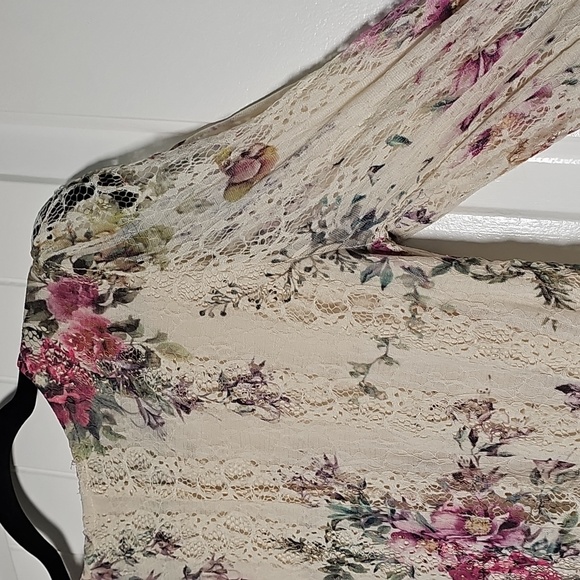 Origami Sm Floral Lace Long Blouse - Picture 13 of 15